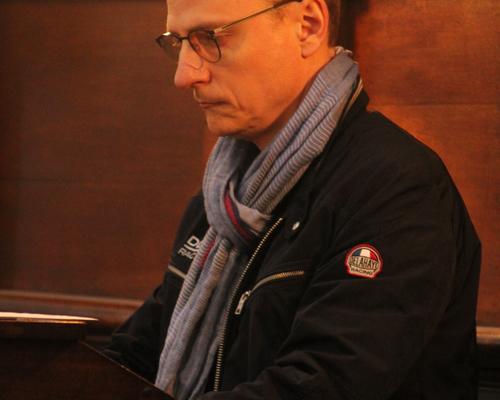Denis Tchorek à l'orgue de chœur.