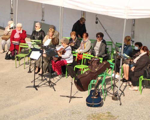 La chorale en préparation.
