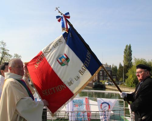 Avec le drapeau de la batellerie.