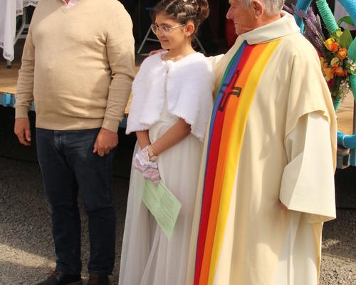Photo avec l'abbé Meignotte, une communiante et le