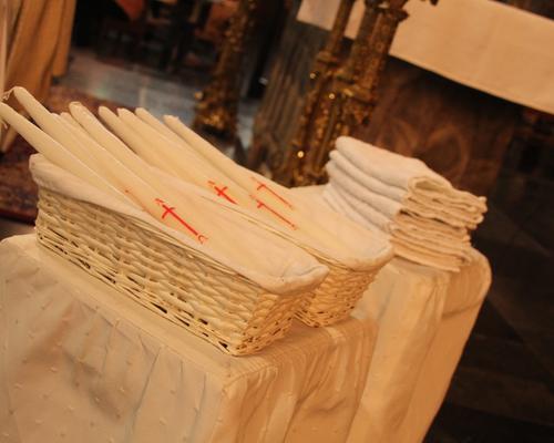 Cierges et écharpes blanches.