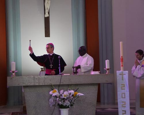 DSC08130 benediction de l'eglise par Mgr Dolmann