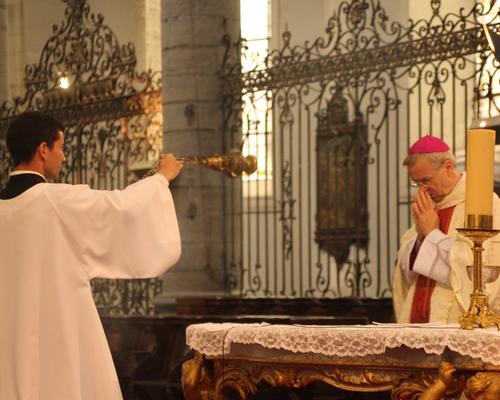 Encensement de l'évêque