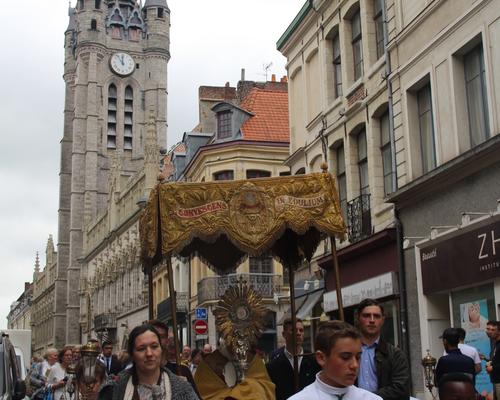 Procession rue de la mairie