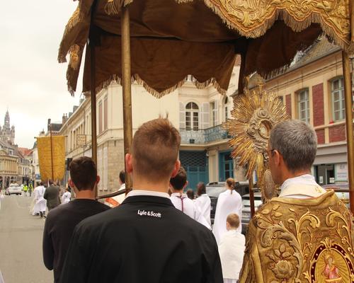 Procession rue de la massue