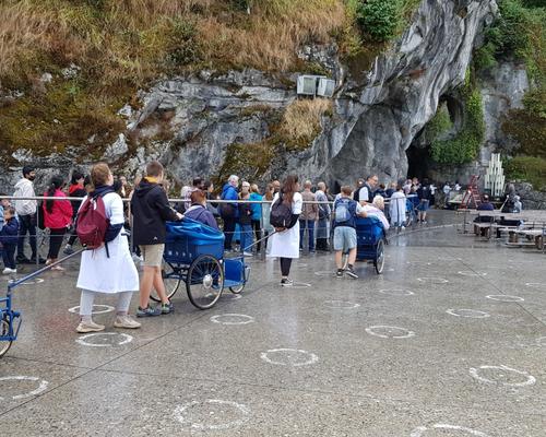2022.08.18-lourdes-passage-grotte+chapelet