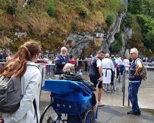 2022.08.18-lourdes-passage-grotte+chapelet 2