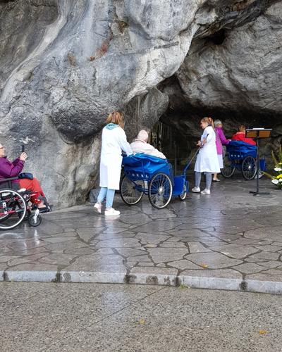 2022.08.18-lourdes-passage-grotte+chapelet 3
