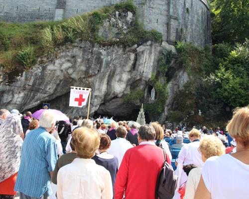 2022.08.18-lourdes-passage-grotte+chapelet 9