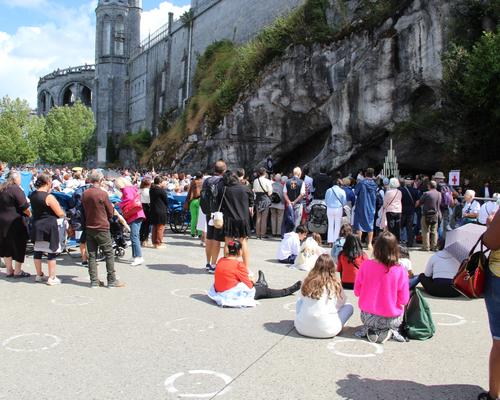 2022.08.18-lourdes-passage-grotte+chapelet 10