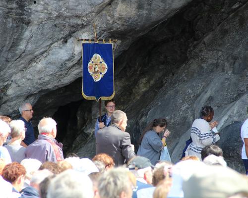 2022.08.18-lourdes-passage-grotte+chapelet 11