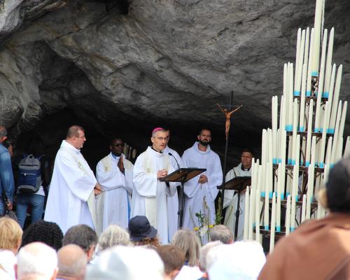 2022.08.18-lourdes-passage-grotte+chapelet 12