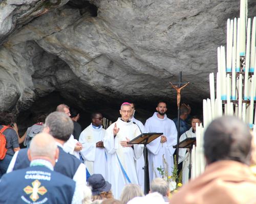 2022.08.18-lourdes-passage-grotte+chapelet 13