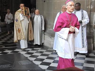 vers la chapelle de la crypte