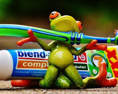 toothpaste-g2bc17ff17_1920