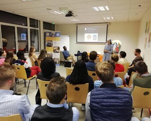 Soeur Paesie avec enseignants