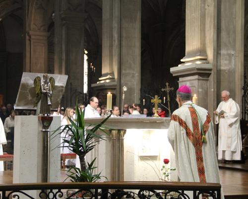 Confirmation servants autel 2022 cathédrale 2