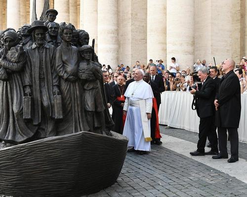 statue migrants