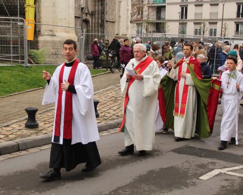 Départ de la procession à Notre-Dame.