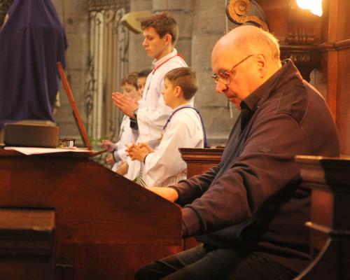 Marc Carlier à l'orgue de chœur.
