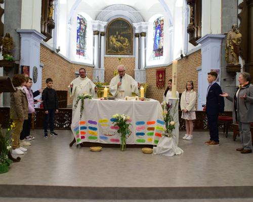 2023-04-29 premières communions à Bousies 40