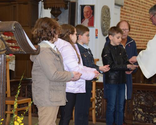 2023-04-29 premières communions à Bousies 42