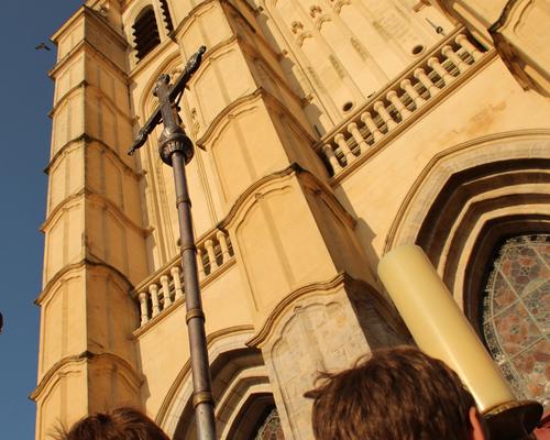 A la sortie de la collégiale