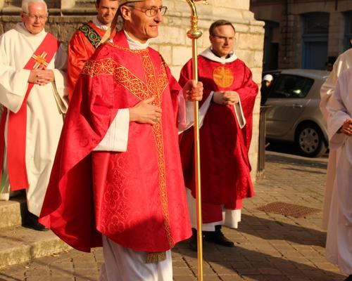 A la sortie de la collégiale