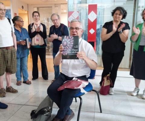 Remise d'un petit cadeau au père Jean- Marie