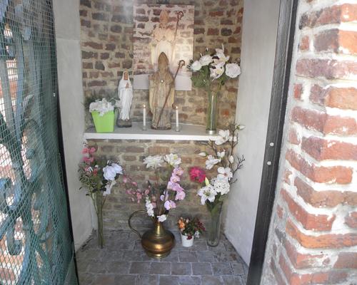 la chapelle abrite une statue de Saint Lievin qui