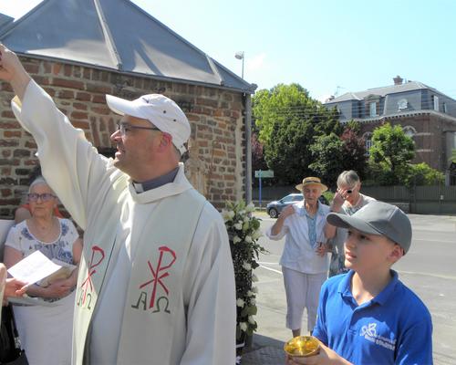 l'abbe Mathieu a egalement beni la  foule