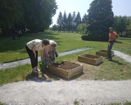 2023 05 jardin potager habitat locataires et jeune