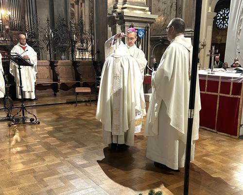Mgr remet la croix au nouveau chanoine