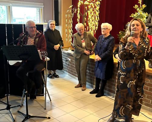 Fabienne, organisatrice de la fête (Rose l'animatrice)
