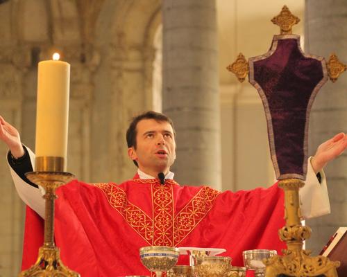 "Elevons notre cœur!"