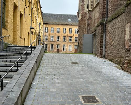 entrée de la chapelle des Jésuites par le 'Labo'