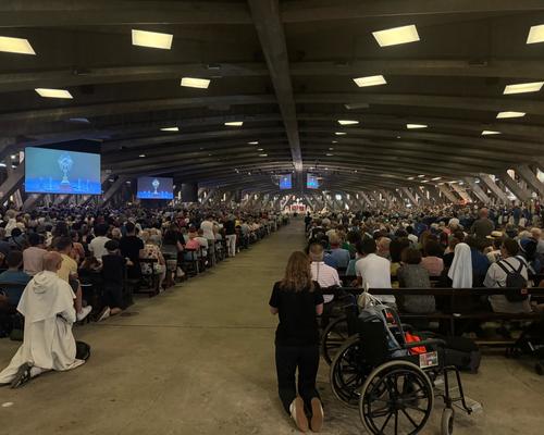 jeunes 22 aout lourdes procession eucharistique 2