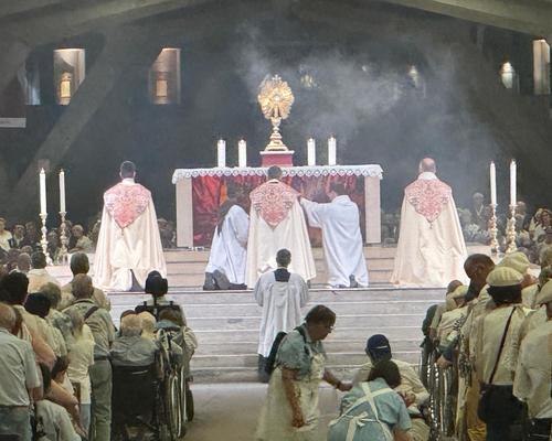 jeunes 22 aout lourdes procession eucharistique 3