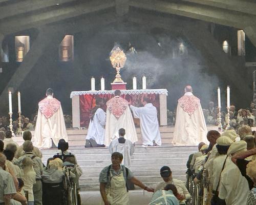 jeunes 22 aout lourdes procession eucharistique 4