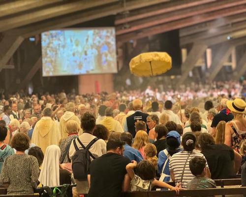 jeunes 22 aout lourdes procession eucharistique 5