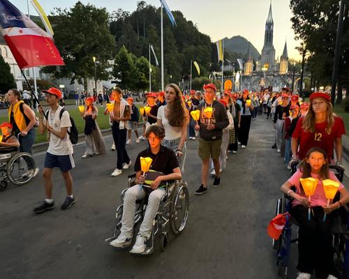 Pélé Jeunes Lourdes Procession Flambeaux