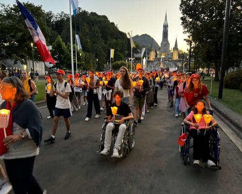 Pélé Jeunes Lourdes Procession Flambeaux