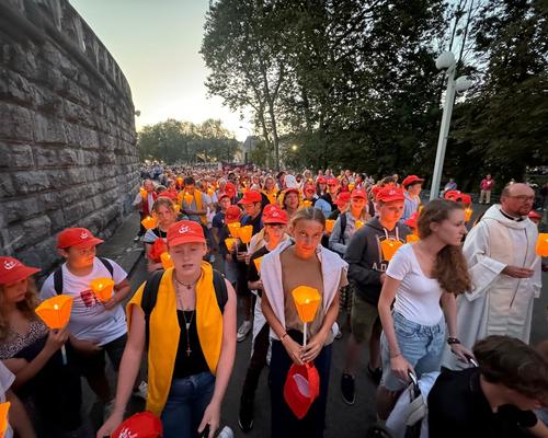 Pélé Jeunes Lourdes Procession Flambeaux
