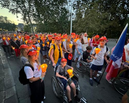 Pélé Jeunes Lourdes Procession Flambeaux