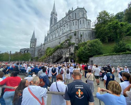 Devan la grotte de Lourdes