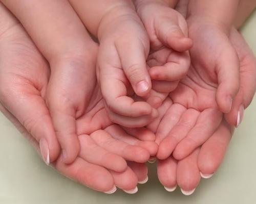 mains-mere-ses-deux-enfants-sont-jointes-concept-f
