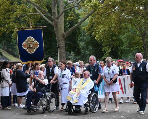 2025.08.22-Lourdes-processionEucharistique