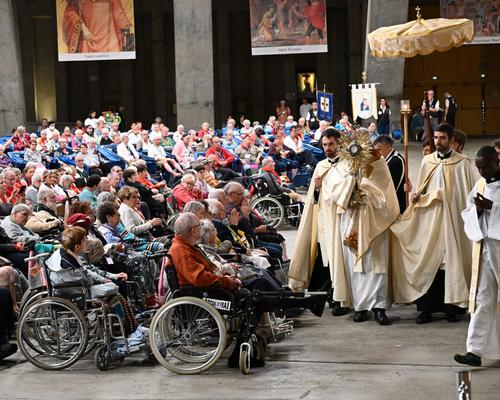 2025.08.22-Lourdes-processionEucharistique 8