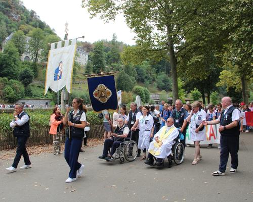2025.08.22-Lourdes-processionEucharistique 12