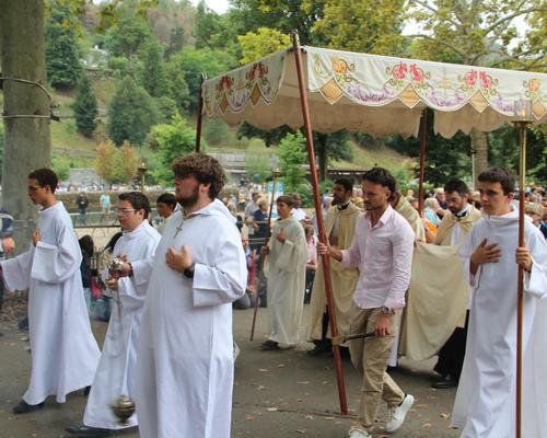 2025.08.22-Lourdes-processionEucharistique 16